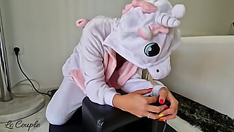 Milf Licorne Amateur Chevauche Une Machine À Sexe Dans Une Vidéo Maison