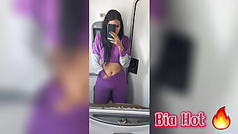 Bia Hot Wird In Der Toilette Eines Öffentlichen Busses Frech