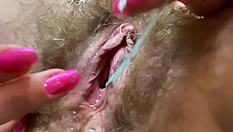 Orgasme Intens Dengan Close-Up Dari Vagina Berbulu Dan Klitoris