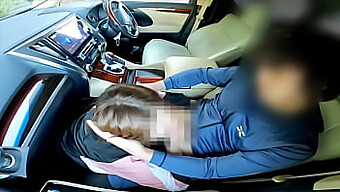 Esposa Infiel Tiene Sexo Íntimo Con Su Amante En Un Coche Después De La Sesión De Gimnasio