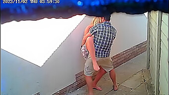 Nuova Coppia Sorpresa In Camera A Godersi Del Sesso All'Aperto In Un Ristorante Pubblico