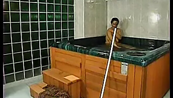 Madura Con Pelo Corporal Recibe Una Follada Anal En La Piscina