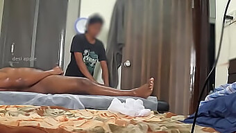 Una Pequeña Polla Negra Sorprende A Una Chica De Spa.