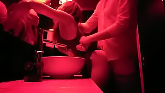 Vidéo Porno En Club: Une Rencontre Chaude Dans Les Toilettes Des Hommes